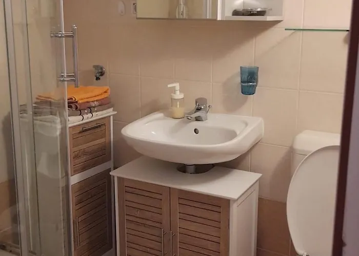 Jacky アパート フヴァル